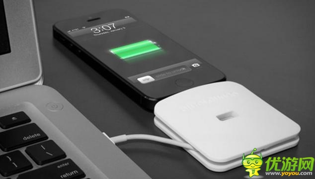 簡(jiǎn)約又省空間的iPhone墻壁充電底座