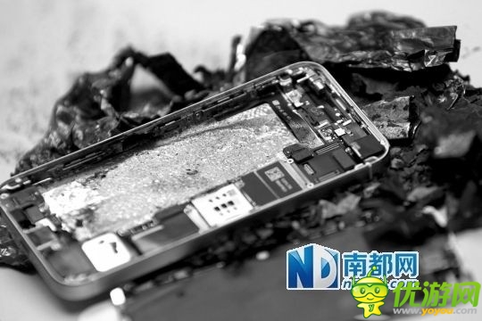 新買(mǎi)iPhone5S土豪金 開(kāi)機(jī)自爆 電池?zé)苫覡a
