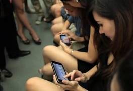 奇葩的父母:火車上玩手機入迷致6歲孩子走丟