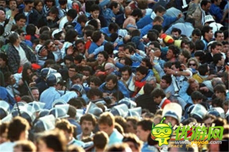 ”騷年“又要打砸搶？大批足球流氓正在來(lái)襲