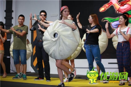 “包”小姐《三國(guó)戰(zhàn)紀(jì)》展臺(tái)露“陷”